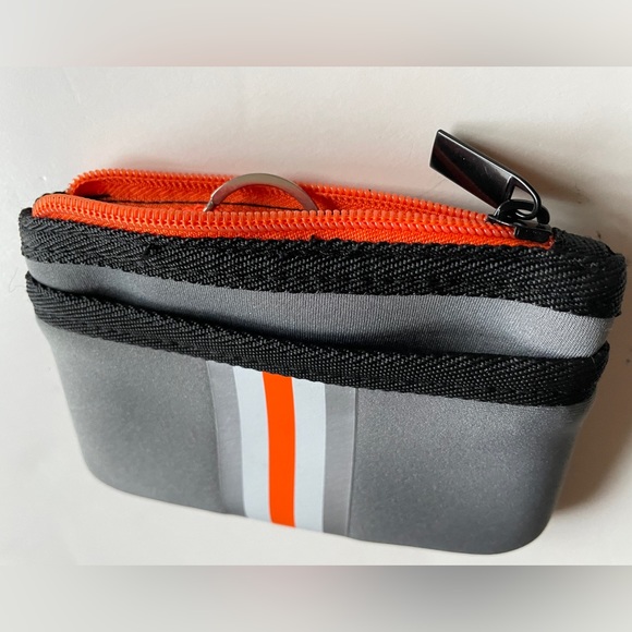 Adorable Haute Shore Neoprene Max Card case with 2 zipper closures. New - Picture 6 of 8